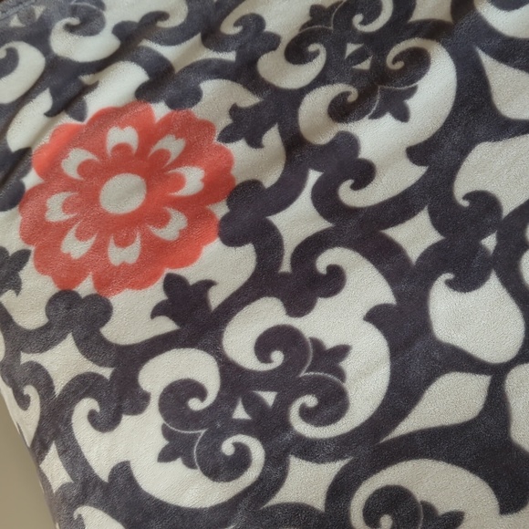 Soft Plush Cozy Blanket Throw 49.5" x 67" White Gray Coral - Picture 5 of 8